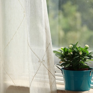 Tissu pour rideaux à broderies en mélange de lin : voile transparent élégant, 110 po. de haut