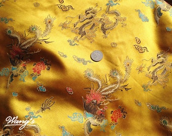 Könnte beinhalten: Goldfarbener Stoff mit einem sich wiederholenden Muster aus Drachen und Blumen. Der Stoff hat eine Satin-Oberfläche und ist perfekt für Bastelprojekte.