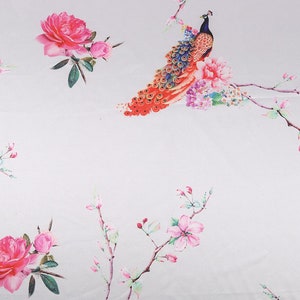 Peut inclure: Un tissu blanc avec un motif floral r&eacute;p&eacute;t&eacute; de pivoines roses et de fleurs de cerisier. Un paon avec des plumes orange, rouges et bleues est perch&eacute; sur une branche. Le motif a une esth&eacute;tique aquarelle.