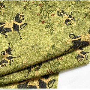 Może przedstawiać: Zielona tkanina z powtarzającym się wzorem czarnych koni z beżowymi siodłami i kwiatowymi akcentami. Tkanina ma teksturowany wygląd, z końmi w r&oacute;żnych pozach. Og&oacute;lny projekt ma estetykę vintage lub antyczną.