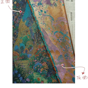 Puede incluir: Primer plano de una tela con un dise&ntilde;o de escena de jard&iacute;n. La tela presenta una vibrante paleta de colores de verde azulado, verde, naranja y dorado. El dise&ntilde;o incluye elementos florales y paisaj&iacute;sticos. El texto "正面" y "反面" es visible.
