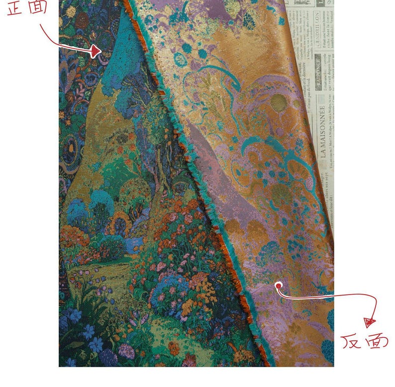 Puede incluir: Primer plano de una tela con un dise&ntilde;o de escena de jard&iacute;n. La tela presenta una vibrante paleta de colores de verde azulado, verde, naranja y dorado. El dise&ntilde;o incluye elementos florales y paisaj&iacute;sticos. El texto "正面" y "反面" es visible.
