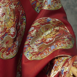 Tessuto cinese per matrimonio cheongsam imperatore rosso, ricamo motivo drago, arazzo raso jacquard seta broccato 59"W, tessuto cinese per matrimonio