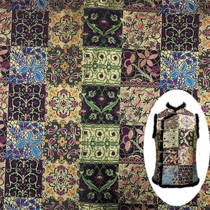 Könnte beinhalten: Eine ärmellose Weste mit Stehkragen und Patchwork-Muster. Die Weste ist aus einem Stoff mit floralem Muster in Gold-, Lila-, Blau- und Grüntönen gefertigt. Die Weste ist mit schwarzem Fell besetzt.