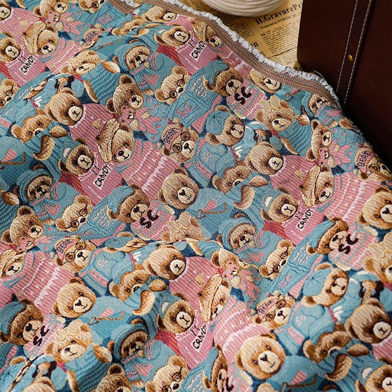 Jacquardtyg med tecknad björn, 60/40 polyester/bomull, 135 cm bred bild 2