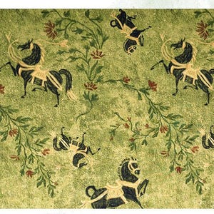 Może przedstawiać: Powtarzający się wz&oacute;r przedstawiający czarne konie z beżowymi akcentami i elementami kwiatowymi na teksturowanym zielonym tle. Konie są przedstawione w stylizowany, dekoracyjny spos&oacute;b, z płynącymi grzywami i ogonami. Projekt zawiera czerwone kwiaty i zielone pnącza.