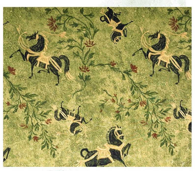 Może przedstawiać: Powtarzający się wz&oacute;r przedstawiający czarne konie z beżowymi akcentami i elementami kwiatowymi na teksturowanym zielonym tle. Konie są przedstawione w stylizowany, dekoracyjny spos&oacute;b, z płynącymi grzywami i ogonami. Projekt zawiera czerwone kwiaty i zielone pnącza.