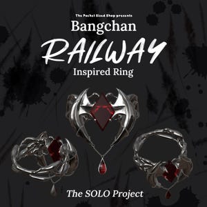 Puede incluir: Tres anillos plateados sobre un fondo oscuro. Cada anillo presenta una gema roja y un diseño único. El texto de la imagen dice "Bangchan RAILWAY Inspired Ring" y "The SOLO Project".