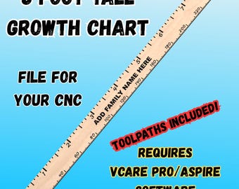 Könnte beinhalten: Ein hölzernes Wachstumstabellenlineal, ca. 244 cm hoch, mit Zentimetermarkierungen. Text enthält "8 FOOT TALL GROWTH CHART", "FILE FOR YOUR CNC", "ADD FAMILY NAME HERE", "TOOLPATHS INCLUDED!" und Softwareanforderungen.