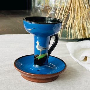 Handmålad ljusstake i keramik med blå fågelmotiv – kustnära folkkonstkeramik med terrakottabas