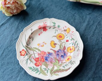 Assiette vintage Wedgewood Etruria avec motif de renoncules et d'autres fleurs du jardin, motif CK5981