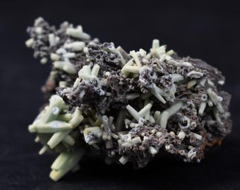 Raro grupo de plumbogummita - Mina Daoping, China. Pseudomorfos azul verdosos tras piromorfita - 21 gramos.