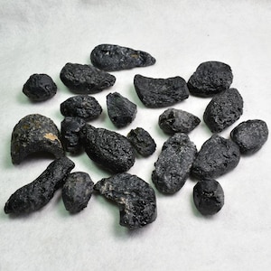 Schwarzer rauer tibetischer Tektit Indochinit aus Vietnam - 1 Count - 2 Größen