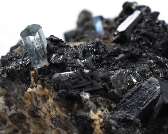 ナミビア、エロンゴ山脈産、ショールブラックトルマリンと長石を含む