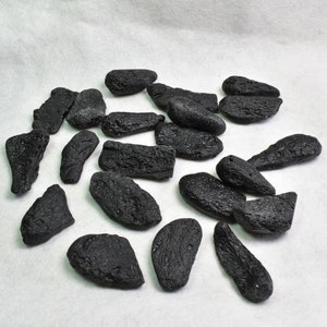 Schwarzer rauer tibetischer Tektit Indochinit aus Australien - 1 Count
