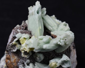 Raro grupo de plumbogummita - Mina Daoping, China. Pseudomorfos azul verdosos tras piromorfita - 39 gramos.