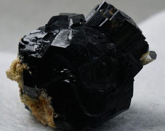 ナミビア、エロンゴ山脈産、ショールブラックトルマリン入りベリル変種