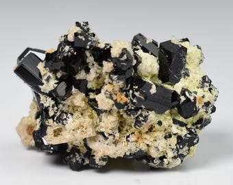 Turmalina negra brillante sobre feldespato - Cúmulo de cristal de Schorl en bruto - Ejemplar mineral natural - 38 gramos - Crystal Decor