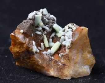Raro grupo de plumbogummita - Mina Daoping, China. Pseudomorfos azul verdosos tras piromorfita - 14 gramos.