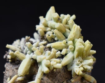 Raro grupo de plumbogummita - Mina Daoping, China. Pseudomorfos azul verdosos tras piromorfita - 70 gramos.