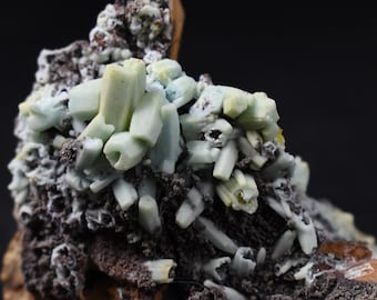 Raro grupo de plumbogummita - Mina Daoping, China, pseudomorfos azul verdosos tras piromorfita - 52 gramos