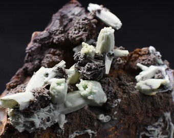 Raro grupo de plumbogummita - Mina Daoping, China. Pseudomorfos azul verdosos tras piromorfita - 53 gramos.