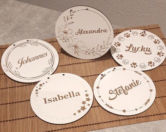 Holzschild Namensschild Holz Weiß personalisiert mit Gravur Wunschmotiv Platzkarten Geschenk Taufe Tischdeko Deko Türschild