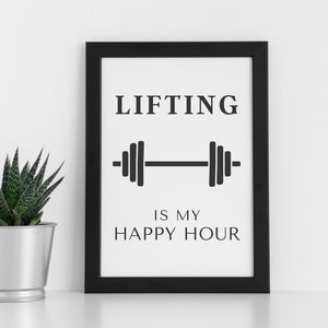 Pode incluir: Impress&atilde;o motivacional em preto e branco com uma barra de halteres e o texto "Lifting is my happy hour".