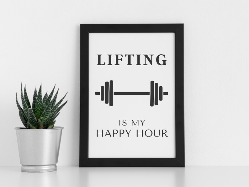 Pode incluir: Impress&atilde;o motivacional em preto e branco com uma barra de halteres e o texto "Lifting is my happy hour".