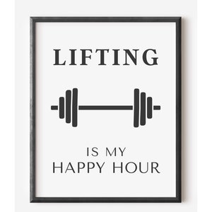 Pode incluir: Arte de parede imprim&iacute;vel em preto e branco com o texto "Lifting is my happy hour" e uma silhueta preta de uma barra.