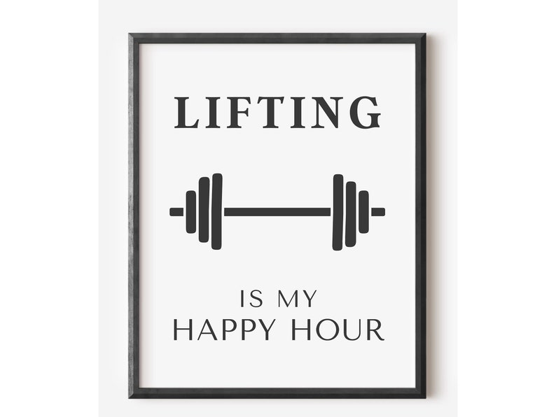 Pode incluir: Arte de parede imprim&iacute;vel em preto e branco com o texto "Lifting is my happy hour" e uma silhueta preta de uma barra.