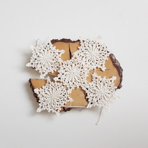 Flocons de neige beiges au crochet, décoration d'arbre de Noël, ajouts de Noël, ensemble de 5 flocons de neige crème, flocons de neige d'hiver