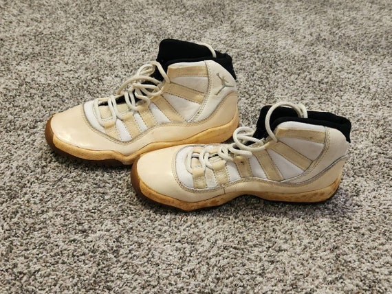 Vintage OG 90s 1996 Nike Air Jordan XI (11) Colum… - image 1