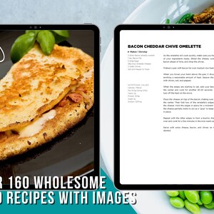 K&ouml;nnte beinhalten: Ein digitales Tablet zeigt ein Rezept f&uuml;r ein Bacon-Cheddar-Chive-Omelett. Das Rezept enth&auml;lt N&auml;hrwertangaben und Anweisungen zur Zubereitung des Gerichts. Das Bild zeigt auch eine Nahaufnahme eines gefalteten Omeletts mit geschmolzenem K&auml;se und Speck.