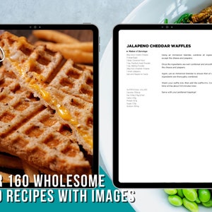 K&ouml;nnte beinhalten: Eine digitale Rezeptkarte f&uuml;r Jalape&ntilde;o-Cheddar-Waffeln. Das Rezept enth&auml;lt Zutaten wie Cheddar-K&auml;se, Kokosmehl und Jalape&ntilde;os. Das Bild zeigt auch eine Nahaufnahme eines goldbraunen Waffelsandwiches.