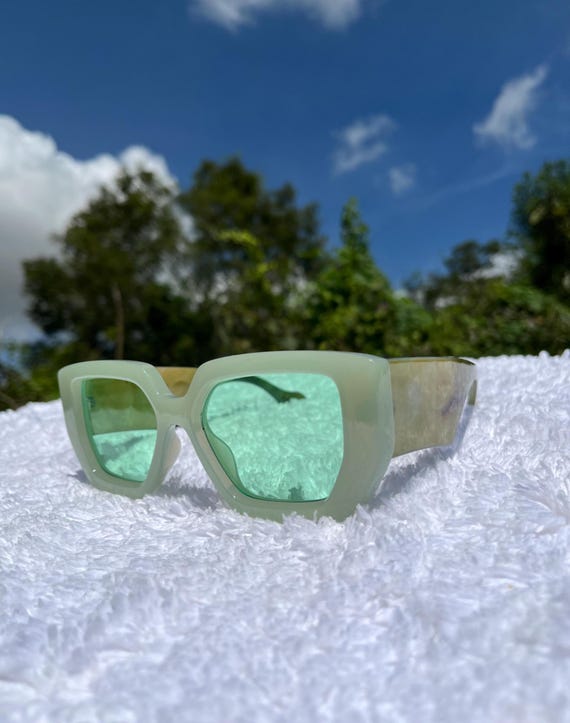 Occhiali da sole con montatura spessa, lenti trasparenti verde