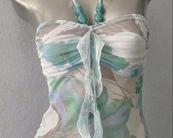 Blusa estilo náutico com estampa floral, decote halter com aplicações de mármore e miçangas, blusa com babados em tule aquarelado, blusa estilo fairycore cottagecore.
