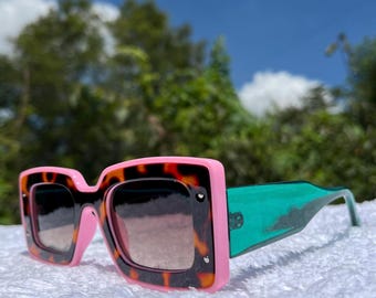 Occhiali da sole con stampa animalier mista color tartaruga rosa e verde acqua