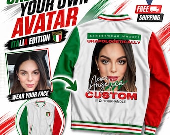 Puede incluir: Una chaqueta bomber blanca, verde y roja con un retrato personalizado impreso en la espalda con el texto "UNAPOLOGETICALLY", "XOXO Angelica" y "YOURHANDLE". El frente muestra un pequeño emblema de la bandera italiana en el pecho.