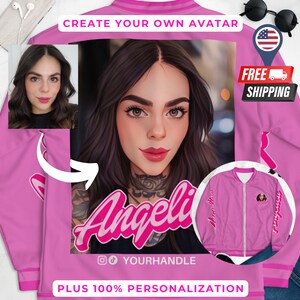 Op de afbeelding: Roze bomberjack met een gepersonaliseerd ontwerp met een cartoonportret van een vrouw met een tatoeage en de naam "Angeli" in roze letters. De jas bevat ook een social media-handvat en de tekst "PLUS 100% PERSONALISATIE".
