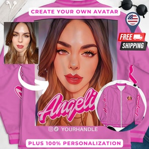 Op de afbeelding: Roze bomberjack met een aangepast avatarportret. De jas heeft een geribbelde kraag, manchetten en zoom. De avatar is van een vrouw met bruin haar en rode lippenstift. Tekst op de jas is onder meer "Angeli" en "Maak je eigen avatar".