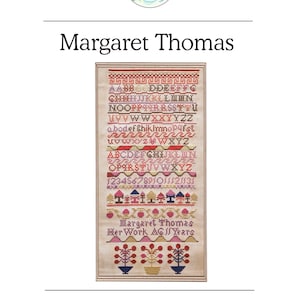 Könnte beinhalten: Ein Reproduktion eines antiken Stickmusters mit Alphabet, Zahlen und einem Blumenmuster. Der Stich ist mit "Margaret Thomas Her Work A&J Years" betitelt.