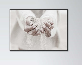 Sand in Händen Print Poster Druck Frau Boho Prints Frau Hände Sand Poster Sand Poster modern Print Sepia Frau
