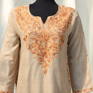 Beiges Kashmiri Pheran Shirt mit Rost Stickerei Langes Kurti für Frauen ethnische Tops Boho Vibe langes Shirt mit Taschenseitenschlitzen asiatischer Fusion