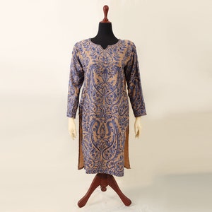 Beige Basis Kashmiri Pheran Wolle Long Top mit hellblauen gestickten Mustern aus reiner Wolle für sie Boho Pashmina Wolle Top mit Schlitzen und Taschen