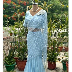 Sari de cóctel de compromiso con bordados de perlas azul cielo y blusa plisada de satén, vestido sari indo-occidental