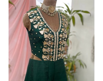 Smaragdgroene jumpsuit van ruwe zijde: geborduurde Indiase trouwoutfit