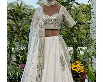 Lehenga Choli con bordado de espejo de marfil y dupatta de red