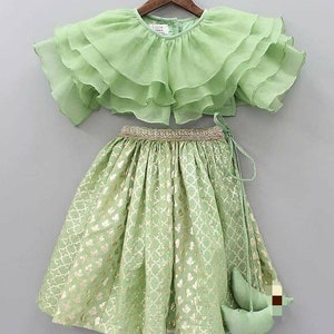 Mintgroene Chanderi Lehenga met blouse met ruches van organza: Indiase kinderkleding
