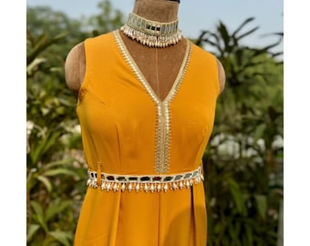 Mosterdgele Indiase jumpsuit: gespiegelde riem, Indo-Western Fusion